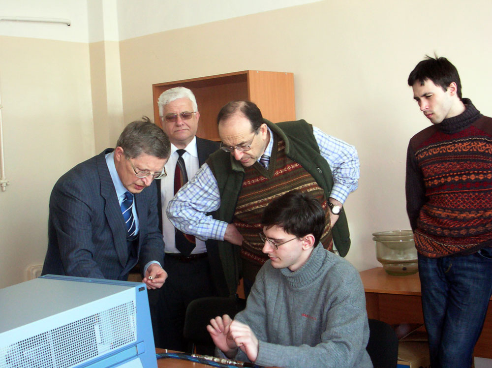Academician M. Epov and Baker Hughes representative L. Tabarovskii visiting the Laboratory