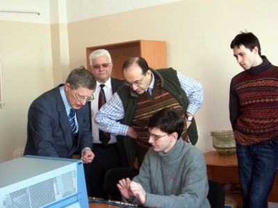 Academician M. Epov and Baker Hughes representative L. Tabarovskii visiting the Laboratory