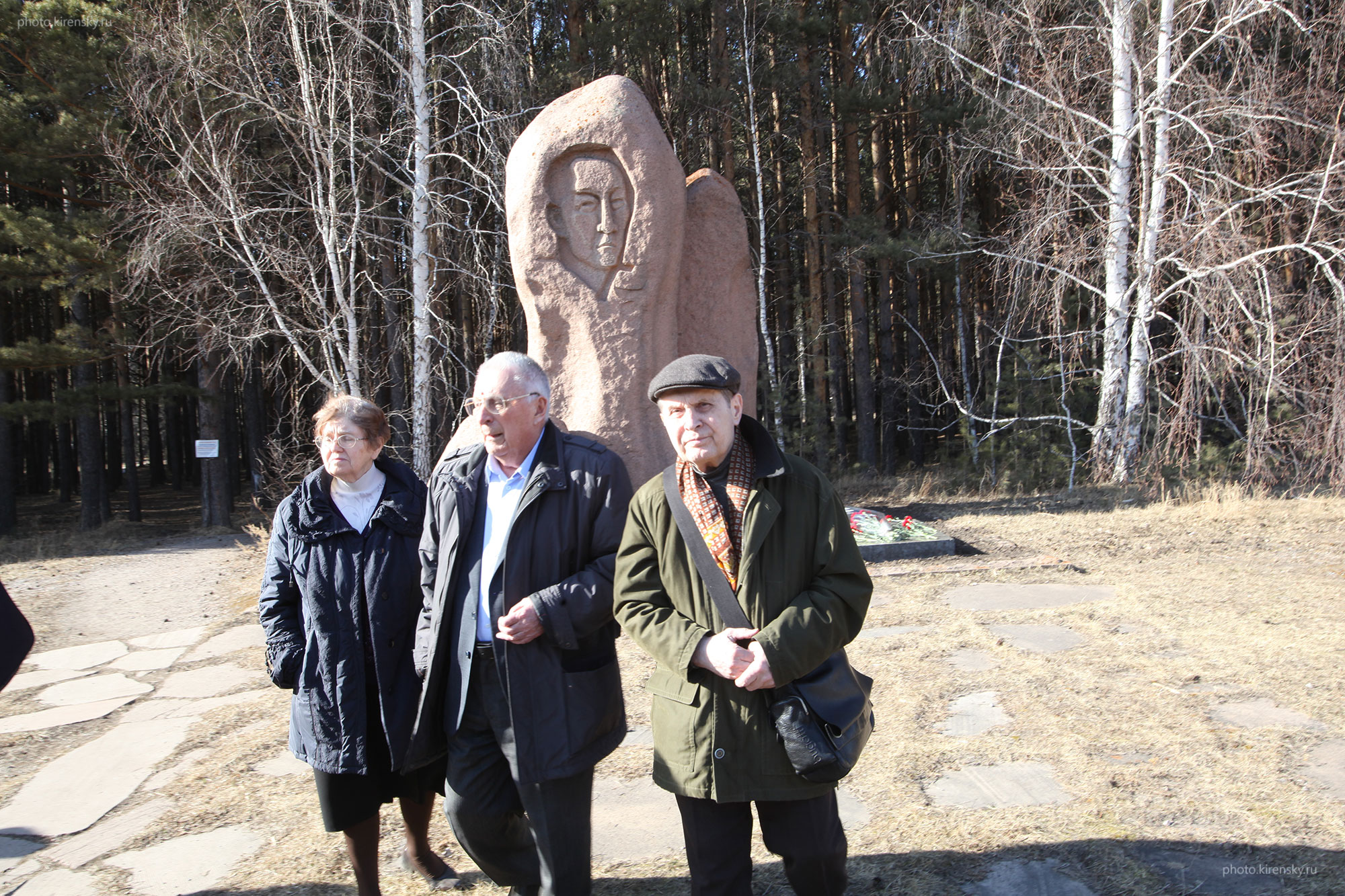 У памятника академику Л.В. Киренскому