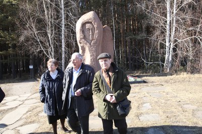 У памятника академику Л.В. Киренскому