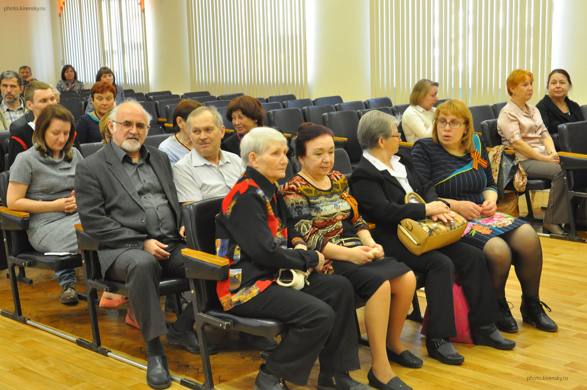 В конференц-зале Института физики