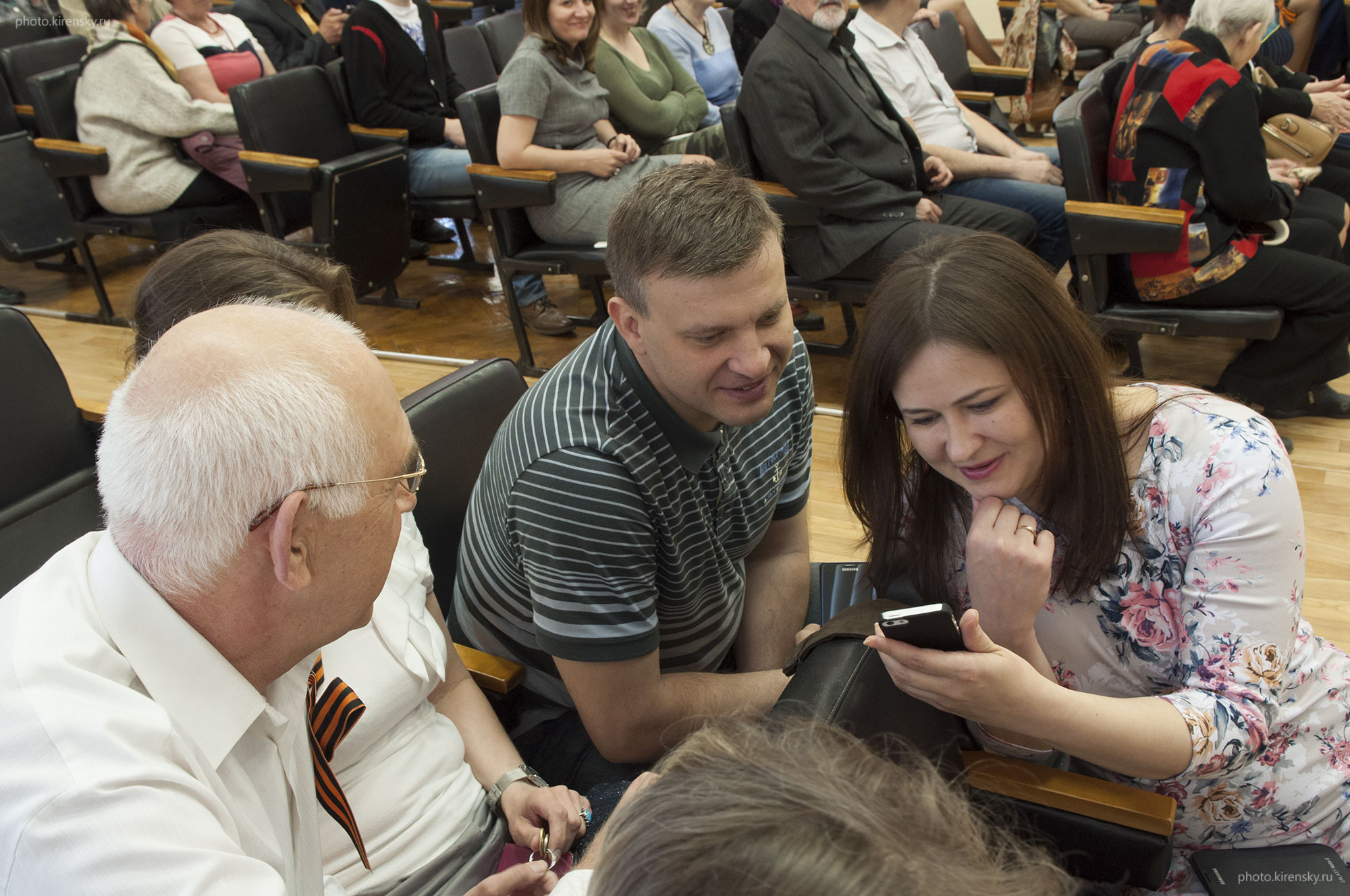 В конференц-зале Института физики СО РАН