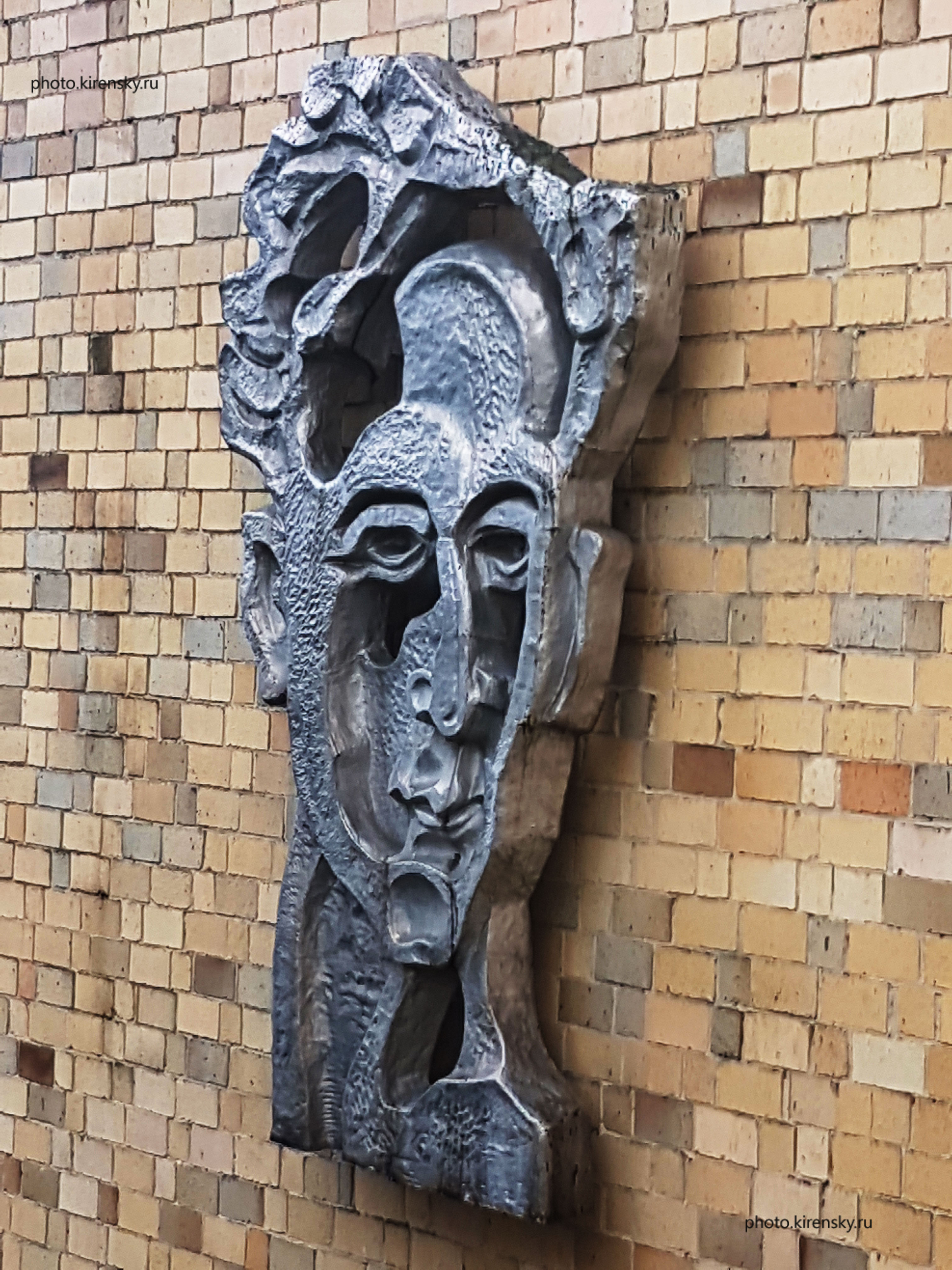 Горельеф  Ландау Л.Д.