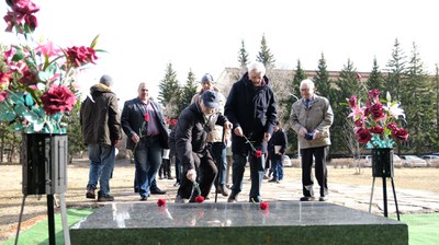 Возложение цветов на могилу Леонида Васильевича