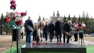 Возложение цветов на могилу Леонида Васильевича
