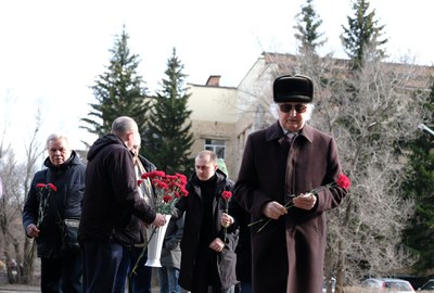 Возложение цветов на могилу Леонида Васильевича