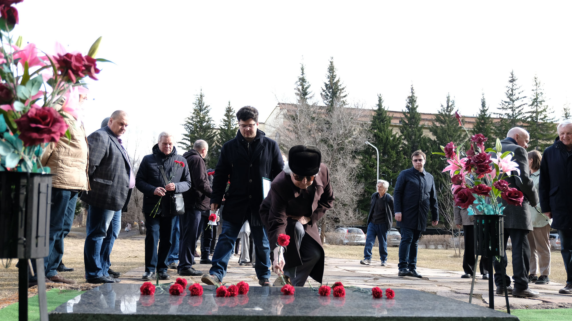 Возложение  цветов на могилу Леонида Васильевича