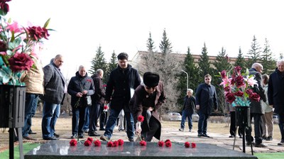 Возложение  цветов на могилу Леонида Васильевича