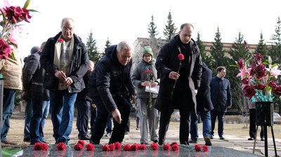 Возложение цветов на могилу Леонида Васильевича