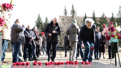  Возложение цветов на могилу Леонида Васильевича.