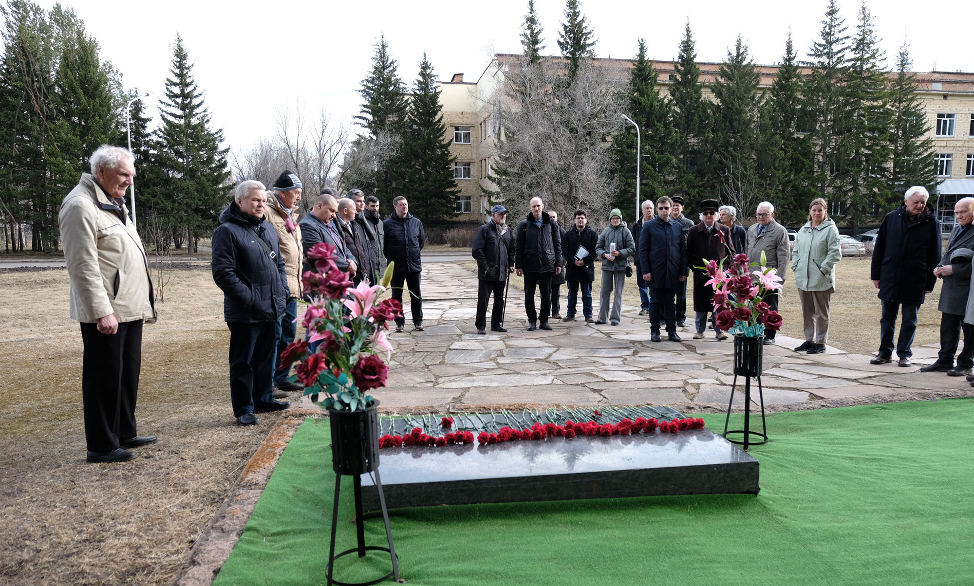 Возложение цветов на могиле Леонида Васильевича