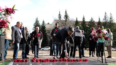 Возложение цветов на могиле Леонида Васильевича